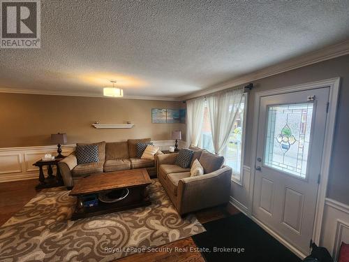 20 Mullet Drive, Mississauga, ON - Indoor Photo Showing Living Room