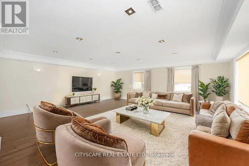 1090 Westmount Avenue, Mississauga, ON - Indoor Photo Showing Living Room