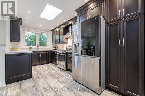 853 Willow Avenue, Milton, ON - Indoor Photo Showing Kitchen With Upgraded Kitchen