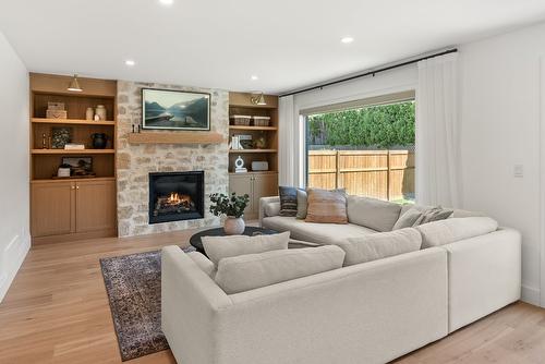 4015 Belmont Road, Kelowna, BC - Indoor Photo Showing Living Room With Fireplace