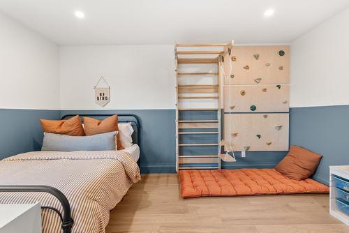 4015 Belmont Road, Kelowna, BC - Indoor Photo Showing Bedroom