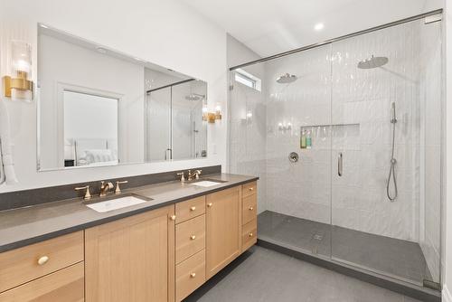 4015 Belmont Road, Kelowna, BC - Indoor Photo Showing Bathroom