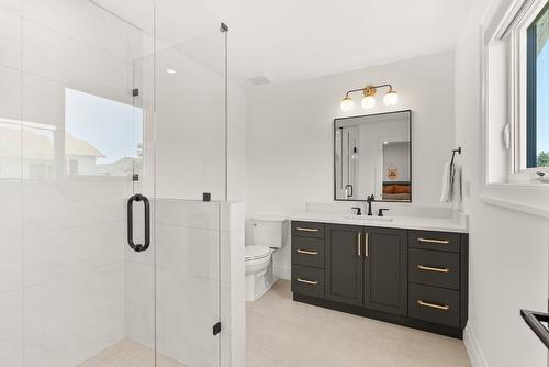 4015 Belmont Road, Kelowna, BC - Indoor Photo Showing Bathroom