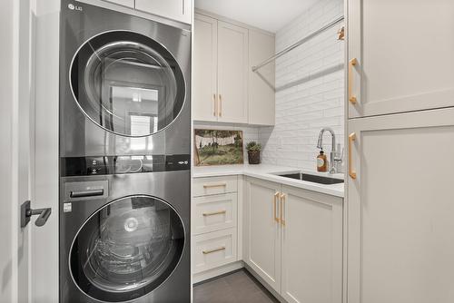 4015 Belmont Road, Kelowna, BC - Indoor Photo Showing Laundry Room