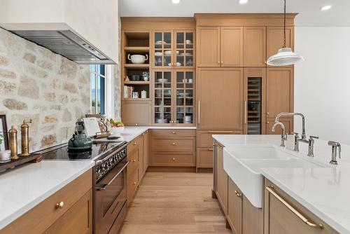 4015 Belmont Road, Kelowna, BC - Indoor Photo Showing Kitchen With Upgraded Kitchen