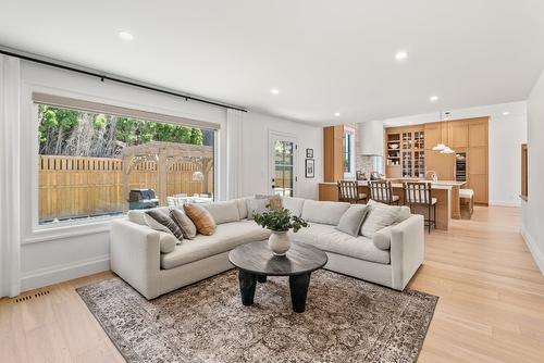 4015 Belmont Road, Kelowna, BC - Indoor Photo Showing Living Room