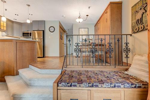 402-7470 Porcupine Road, Big White, BC - Indoor Photo Showing Kitchen