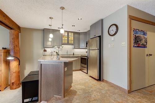 402-7470 Porcupine Road, Big White, BC - Indoor Photo Showing Kitchen