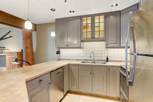 402-7470 Porcupine Road, Big White, BC - Indoor Photo Showing Kitchen With Double Sink