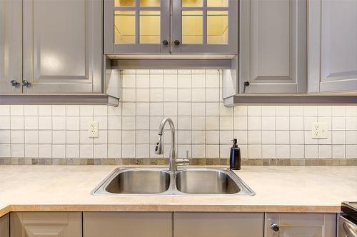 402-7470 Porcupine Road, Big White, BC - Indoor Photo Showing Kitchen With Double Sink