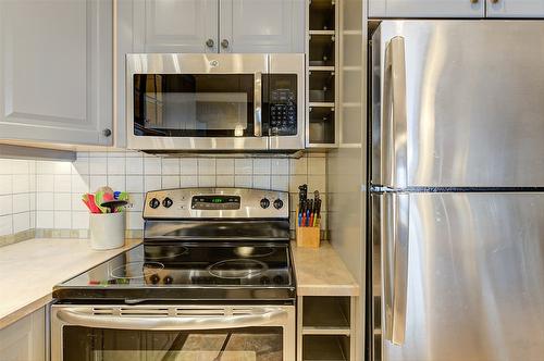 402-7470 Porcupine Road, Big White, BC - Indoor Photo Showing Kitchen