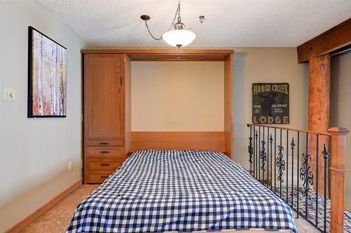 402-7470 Porcupine Road, Big White, BC - Indoor Photo Showing Bedroom