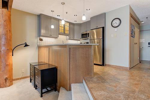 402-7470 Porcupine Road, Big White, BC - Indoor Photo Showing Kitchen