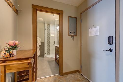 402-7470 Porcupine Road, Big White, BC - Indoor Photo Showing Other Room