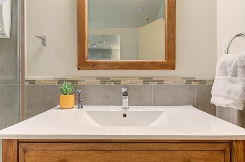 402-7470 Porcupine Road, Big White, BC - Indoor Photo Showing Bathroom