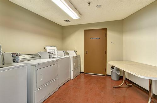 402-7470 Porcupine Road, Big White, BC - Indoor Photo Showing Laundry Room