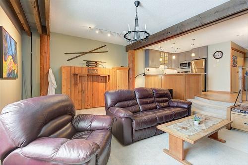 402-7470 Porcupine Road, Big White, BC - Indoor Photo Showing Living Room