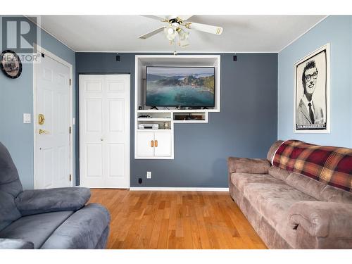 3413 24 Avenue, Vernon, BC - Indoor Photo Showing Living Room