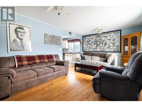 3413 24 Avenue, Vernon, BC - Indoor Photo Showing Living Room