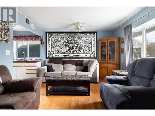 3413 24 Avenue, Vernon, BC - Indoor Photo Showing Living Room