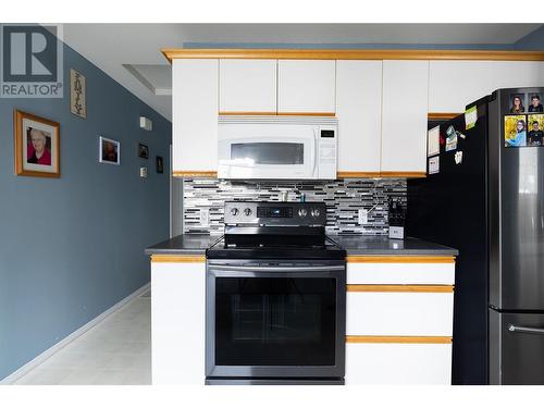 3413 24 Avenue, Vernon, BC - Indoor Photo Showing Kitchen