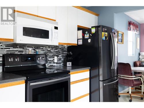 3413 24 Avenue, Vernon, BC - Indoor Photo Showing Kitchen