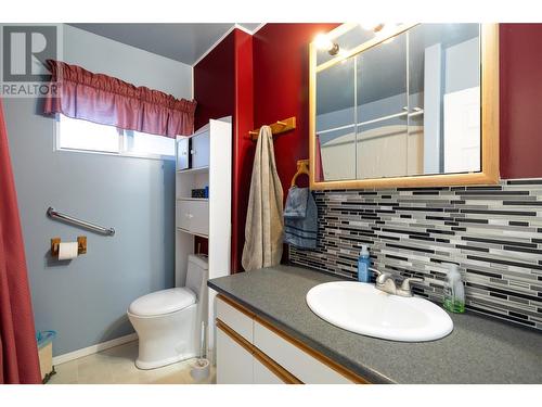 3413 24 Avenue, Vernon, BC - Indoor Photo Showing Bathroom