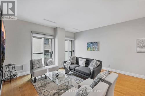 801 - 44 Bond Street W, Oshawa, ON - Indoor Photo Showing Living Room