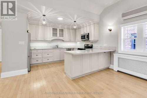 3Rd Flr - 113 Chaplin Crescent, Toronto, ON - Indoor Photo Showing Kitchen