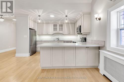 3Rd Flr - 113 Chaplin Crescent, Toronto, ON - Indoor Photo Showing Kitchen