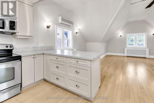 3Rd Flr - 113 Chaplin Crescent, Toronto, ON - Indoor Photo Showing Kitchen