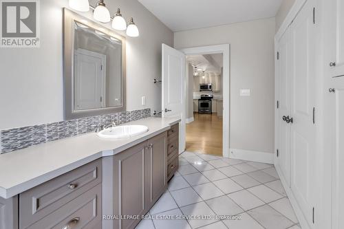 3Rd Flr - 113 Chaplin Crescent, Toronto, ON - Indoor Photo Showing Bathroom