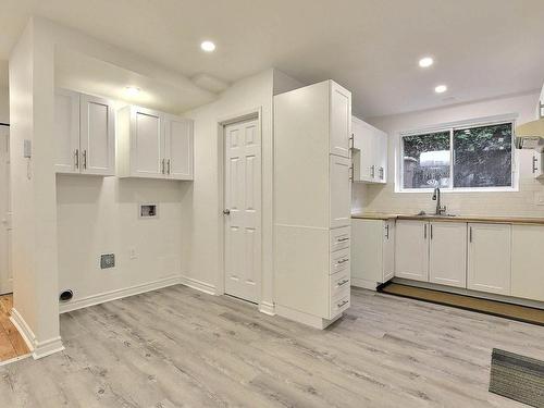 Salle de lavage - 3946  - 3952 Rue De La Seine, Laval (Chomedey), QC - Indoor Photo Showing Kitchen