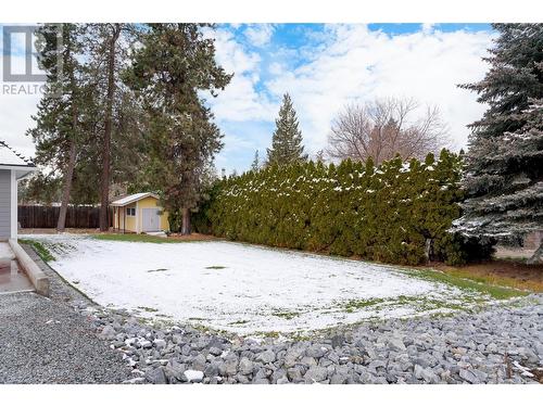 Room for activities and relaxing - 3960 June Springs Road, Kelowna, BC - Outdoor