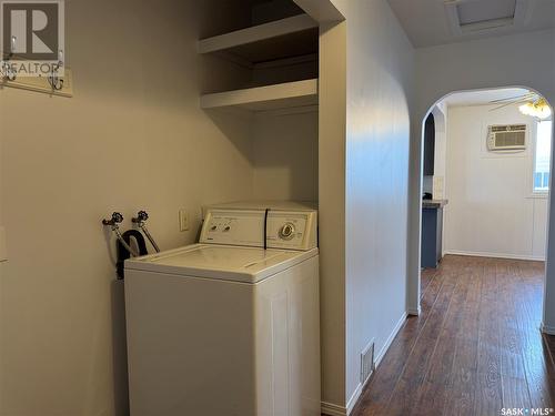 1016 Stadacona Street E, Moose Jaw, SK - Indoor Photo Showing Laundry Room