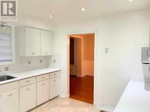 121 Bartley Bull Parkway, Brampton, ON - Indoor Photo Showing Kitchen