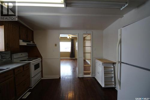 225 1St Avenue W, Frontier, SK - Indoor Photo Showing Kitchen