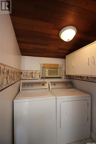 225 1St Avenue W, Frontier, SK - Indoor Photo Showing Laundry Room