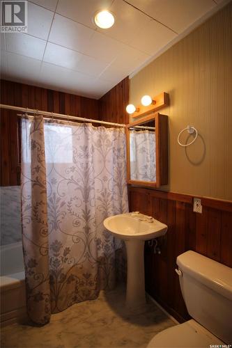 225 1St Avenue W, Frontier, SK - Indoor Photo Showing Bathroom