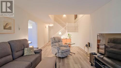 160 Celano Crescent Unit# 104, Kelowna, BC - Indoor Photo Showing Living Room