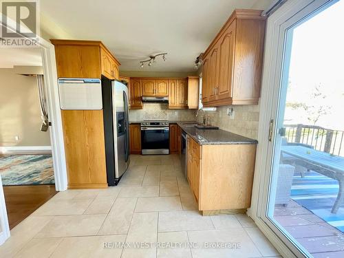 4 Geneva Crescent, Brampton, ON - Indoor Photo Showing Kitchen