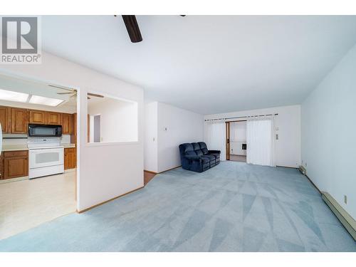 1055 Glenwood Avenue Unit# 101, Kelowna, BC - Indoor Photo Showing Kitchen