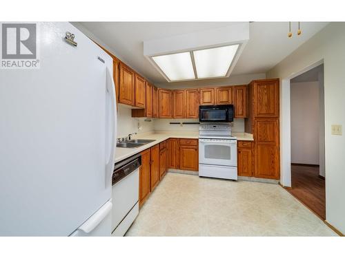 1055 Glenwood Avenue Unit# 101, Kelowna, BC - Indoor Photo Showing Kitchen With Double Sink