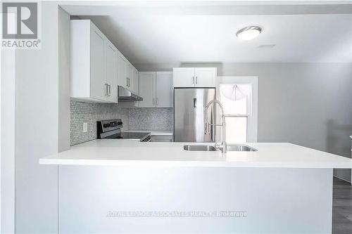 #Upper - 109 Chatham Street, Brantford, ON - Indoor Photo Showing Kitchen With Double Sink With Upgraded Kitchen