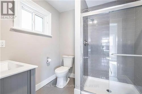 #Upper - 109 Chatham Street, Brantford, ON - Indoor Photo Showing Bathroom