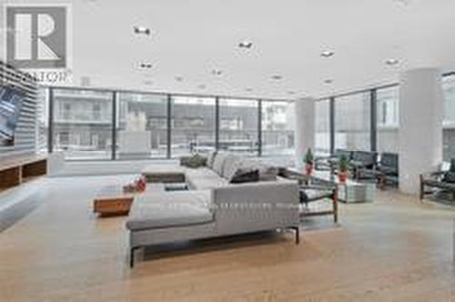 423 - 111 Bathurst Street, Toronto, ON - Indoor Photo Showing Living Room