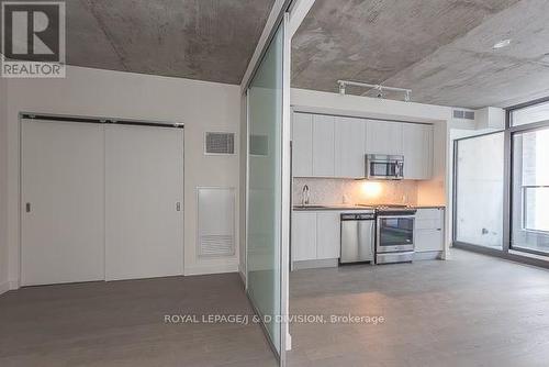 423 - 111 Bathurst Street, Toronto, ON - Indoor Photo Showing Kitchen