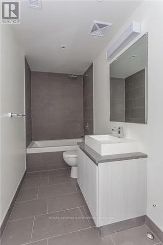 423 - 111 Bathurst Street, Toronto, ON - Indoor Photo Showing Bathroom