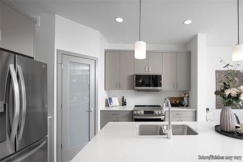 34 Barnes Place, West St Paul, MB - Indoor Photo Showing Kitchen With Double Sink With Upgraded Kitchen