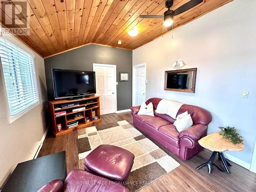 4992 County Road 1, Prince Edward County (Hillier), ON - Indoor Photo Showing Living Room